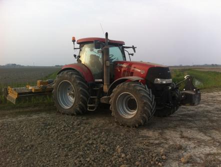 Trattore Case IH Puma 210 CVX con erpice rotante per preparazione letto di semina